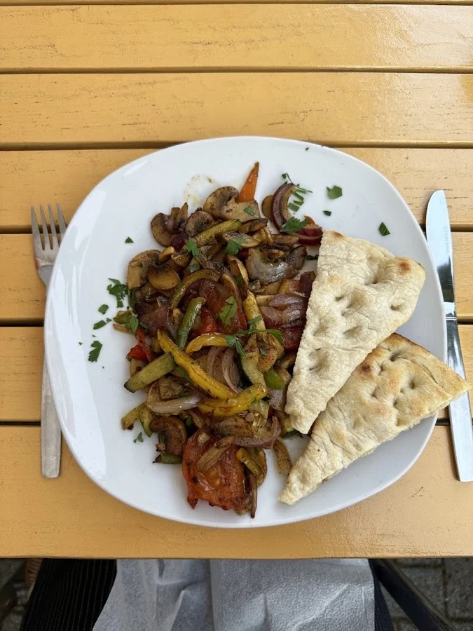 Gegrilltes Gemüse auf einem Teller