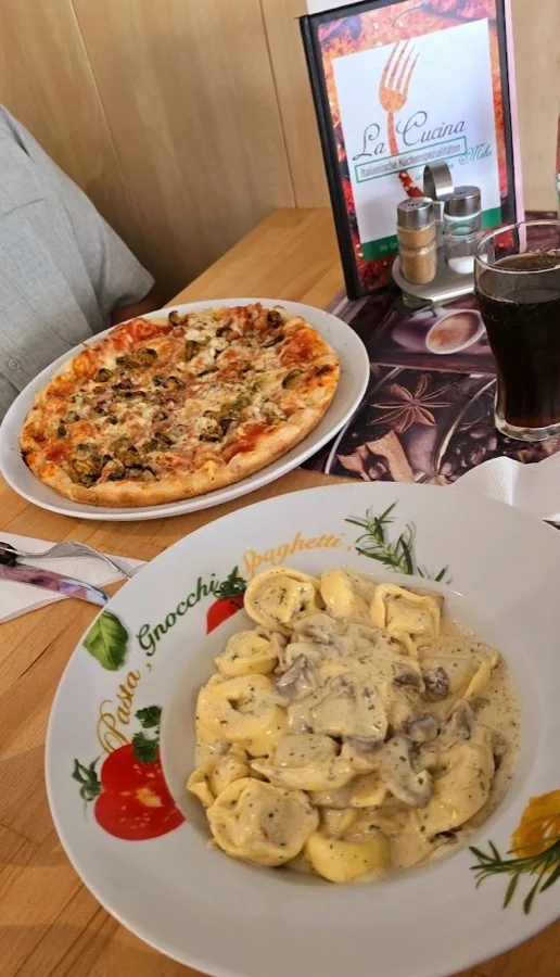 Pizza und Pasta auf einem Tisch