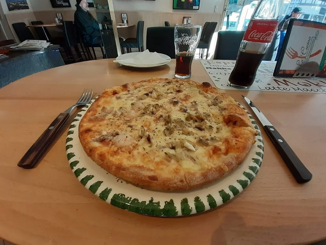 Pizza auf einem Tisch bei La Cucina