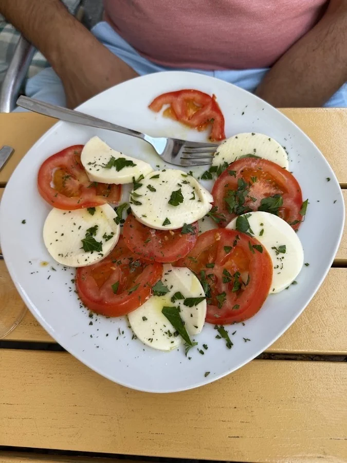 Tomaten und Mozzarella auf einem Teller